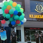 Kepala Kejari Kota Kediri, Sofyan Selle, bersama jajarannya saat hendak melepaskan balon ke udara. Foto: MUJI HARJITA/BANGSAONLINE