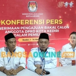 Ketua DPC Gerindra Kota Kediri, Katino (tengah), saat memberi keterangan kepada wartawan. Foto: MUJI HARJITA/BANGSAONLINE