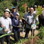 Bupati Mojokerto, Ikfina Fatmawati, saat ikut menanam di Wisata Alam Sari, Puthuk Panggang Welut, Desa Nogosari, Kecamatan Pacet.