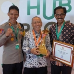 Sekda Tuban Budi Wiyana bersama Kapolres AKBP Oscar dan Kepala DLHP foto bersama usai menerima penghargaan WTN.