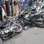 Kendaraan yang ringsek akibat tabrak lari ambulans di Surabaya.