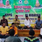 Ketua DPD Golkar Gresik, Ahmad Nurhamim (depan dua dari kanan) saat memberikan arahan kepada para pengurus dan kader. FOTO: SYUHUD/ BANGSAONLINE