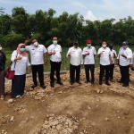 Kepala Distan Sutadji Rudi dan Kepala Dinkes drg. Saifudin Ghozali bersama tim saat mencari lahan untuk pembangunan RS di Gresik Selatan. foto: ist.