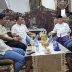 Suasana pertemuan silaturahim Dandim 0815/Mojokerto Letkol Inf M. Iqbal Prihanta Yudha dengan  Prof Dr KH Asep Saifuddin Chalim, MA, di Pondok Pesantren Amnatul Ummah Pacet Mojokerto, Selasa (30/4/2024) malam. Foto: MMA/bangsaonline