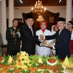 Pemotongan tumpeng oleh Wabup diberikan kepada Sekda juga bagian dari prosesi upacara kemerdekaan. foto: BANGSAONLINE