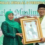 Gubernur Khofifah saat memberikan penghargaan Jer Basuki Mawa Beya kategori emas pada Gubernur Jawa Barat, Ridwan Kamil.