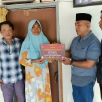 KPU Pamekasan saat mendatangi rumah keluarga PKTPS yang meninggal untuk menyerahkan santunan.