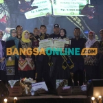 Bupati Gresik, Fandi Akhmad Yani, bersama wakilnya, Aminatun Habibah, saat menghadiri Grand Final Duta GenRe 2022. Foto: SYUHUD/BANGSAONLINE