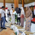 Bupati Trenggalek, Mochamad Nur Arifin, saat menyalurkan bantuan untuk masyarakat.