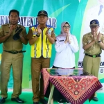 Bupati Blitar, Rini Syarifah, saat meresmikan akses jalan beton yang merupakan akses antardesa dari Slorok ke Karangrejo, Kecamatan Garum.