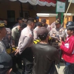 Puluhan massa yang tergabung dalam Fara saat menggeruduk Kantor Kelurahan Bugih Pamekasan, Jalan Dirgahayu.