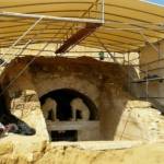 Inilah pintu masuk kompleks makam yang diduga bersemayam raja Iskandar Agung, yang diabadikan dalam Alquran. Foto:repro bbc