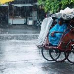 Rianto, menunggu penumpang di balik turunnya hujan.