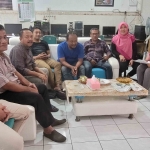 Para pimpinan BANGSAONLINE foto bersama usai rapat persiapan teknis Jalan Sehat Bersama Wali Kota Surabaya Eri Cahyadi di kantor BANGSAONLINE Jalan Cipta Menanggal I nomor 35 Surabaya, Rabu (7/8/2024). Foto: bangsaonline