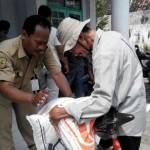 Penerima raskin mengambil jatah di kantor Kelurahan Balongsari. foto: BANGSAONLINE.com