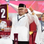 Hanindhito Himawan Pramana dan Dewi Mariya Ulfa saat menunjukkan nomor urutnya dalam Pilkada 2024 di Kabupaten Kediri. Foto: Ist