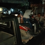 Petugas mengamankan sejumlah motor gerombolan remaja yang berbuat onar.