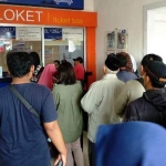 Suasana loket penukaran tiket oleh penumpang di Stasiun KA Jember.
