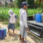 KEMARAU. Warga sekitar proyek migas Blok Cepu, Bojonegoro mengambil air dari HIPPAM yang berada di tengah sawah. Foto: Eky Nurhadi/BANGSAONLINE