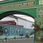 Pintu gerbang Pondok Pesantren Darul Maarif Indramayu Jawa Barat. Foto: Foto: hujroh.com