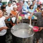 Warga berebut bubur samin yang dibagikan petugas masjid. (ft-antara)