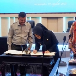 Bupati Mojokerto, Ikfina Fahmawati, saat menandatangani nota kesepakatan dalam sektor pertanian dengan BPTP Jatim.
