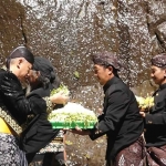 Pj Bupati Nganjuk saat akan tabur di Air Terjun Sedudo.