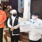 Penyerahan bantuan oleh Gubernur Khofifah kepada Abah Kirun, disaksikan Bupati Madiun H Ahmad Dawami.