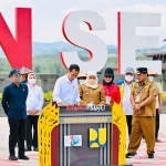 Presiden Jokowi saat menandatangani prasasti di Bendungan Semantok didampingi Gubernur Khofifah dan Plt Bupati Nganjuk, Marhaen Djumadi.