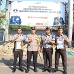 Kapolres Kediri Kota, AKBP Bramastyo Priaji, dan Plt Kalapas Kediri, Budi Ruswanto, bersama 2 penerima penghargaan. Foto: Ist