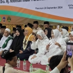 Khofifah Indar Parawansa saat menghadiri Maulid Nabi Muhammad SAW di Pondok Pesantren Tahfidzul Quran Al Ikhlas Rembang Pasuruan, Selasa (24/9/2024) malam. Tampak Prof Dr KH Asep Saifuddin Chalim, Dr KH Hasib Hasbullah, KH Fuad Noerhasan dan sejumlah kiai dan nyai. Foto: MMA/bangsaonline