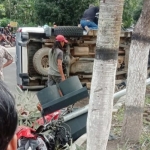 Mobil terguling setelah menabrak tiga motor dan tiang rambu-rambu lalu lintas. foto: ist.