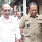 Bupati Jember, Hendy Siswanto, bersama Direktur Konsumer Ritel dan Usaha Syariah Bank Jatim, R Arief Wicaksono, saat meninjau perbaikan RTLH di Kecamatan Kalisat.