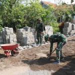 Satgas TMMD ke-120 mengerjakan proyek jalan paving di Desa Penambangan, Sabtu (18/5/2024). Foto: Ist.