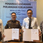 Branch Manager BRI Tuban Mohammad Arief Prabowo (dua dari kanan) bersama Kajari Tuban Imam Sutopo menunjukkan dokumen perjanjian kerja sama.