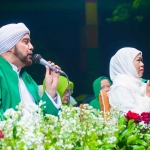 Khofifah ketika menghadiri Muslimat NU Bersholawat bersama Habib Syech di Jombang.