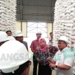 Anggota DPRD Jombang saat melakukan sidak di gudang bulog, Kamis (10/8/2017). foto: ROMZA/ BANGSAONLINE