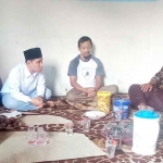 Wakil Bupati Mojokerto, Muhammad Al Barra atau yang akrab disapa Gus Barra, saat menyerahkan santunan kepada keluarga korban kecelakaan truk tangki di Pacet.