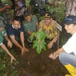 Wakil Bupati Mojokerto H. Pungkasiadi, Direktur Lingkungan Hidup Seloliman (YLHS) Suroso, Kepala Perhutani Indra, Komandan Distrik Militer Mojokerto Letkol Kav Hermawan Weharima, SH dan Kepala Dinas Lingkungan Hidup Kabupaten Mojokerto Drs. Zainul Arifin Msi, saat bersama menanam pohon.