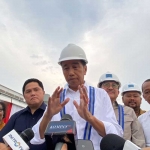 Presiden Joko Widodo saat meresmikan smelter PT Freeport Indonesia, smelter PT Freeport di gresik, 2 menteri resmikan smelter PT Freeport di Gresik, peresmian smelter, Jokowi Resmikan Produksi Smelter Freeport di Gresik. Foto: Ist.