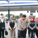 Kapolda Jatim, Toni Hermanto saat berbicara dengan petugas saat pemantauan kesiapan pos pelayanan di exit Tol Penompo Mojokerto, Senin (26/12/2022).