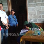 Pelaku Aris Sugiarto (34) memeluk ibunya sebelum dibawa lagi oleh polisi. foto: AKINA/ BANGSAONLINE