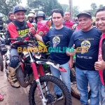 Wakil Bupati Mojokerto, Muhammad Al Barra atau yang akrab disapa Gus Barra, saat bersama pengendara trail dari komunitas ITM. Foto: ROCHMAT SAIFUL ARIS/BANGSAONLINE