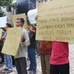 Warga Gedangan saat demo di depan kantor DPRD.