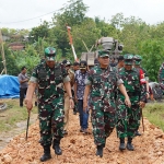 Danrem 084/BJ, Brigjen TNI Terry Tresna Purnama, saat meninjau pelaksanaan TMMD ke-115 di Pamekasan.