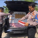 Petugas menunjukkan rokok tanpa cukai dari dalam bagasi mobil yang terjaring razia PJR Polda Jatim.