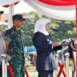 Gubernur Jawa Timur Khofifah Indar Parawansa memimpin apel gelar pasukan Operasi Ketupat Semeru dalam rangka menyambut arus mudik dan balik lebaran tahun 2019 yang digelar di lapangan Polda Jatim, Jl. Ahmad Yani No. 116, Surabaya. foto: ist