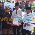 Massa Genpatra Pabumi saat demo di KPU Gresik. Foto: SYUHUD/ BANGSAONLINE