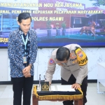 Kapolres Ngawi saat menandatangani MoU survei IKM