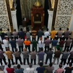 Polresta Sidoarjo mengadakan sholat ghaib berjemaah untuk korban gempa bumi Cianjur, Jawa Barat.